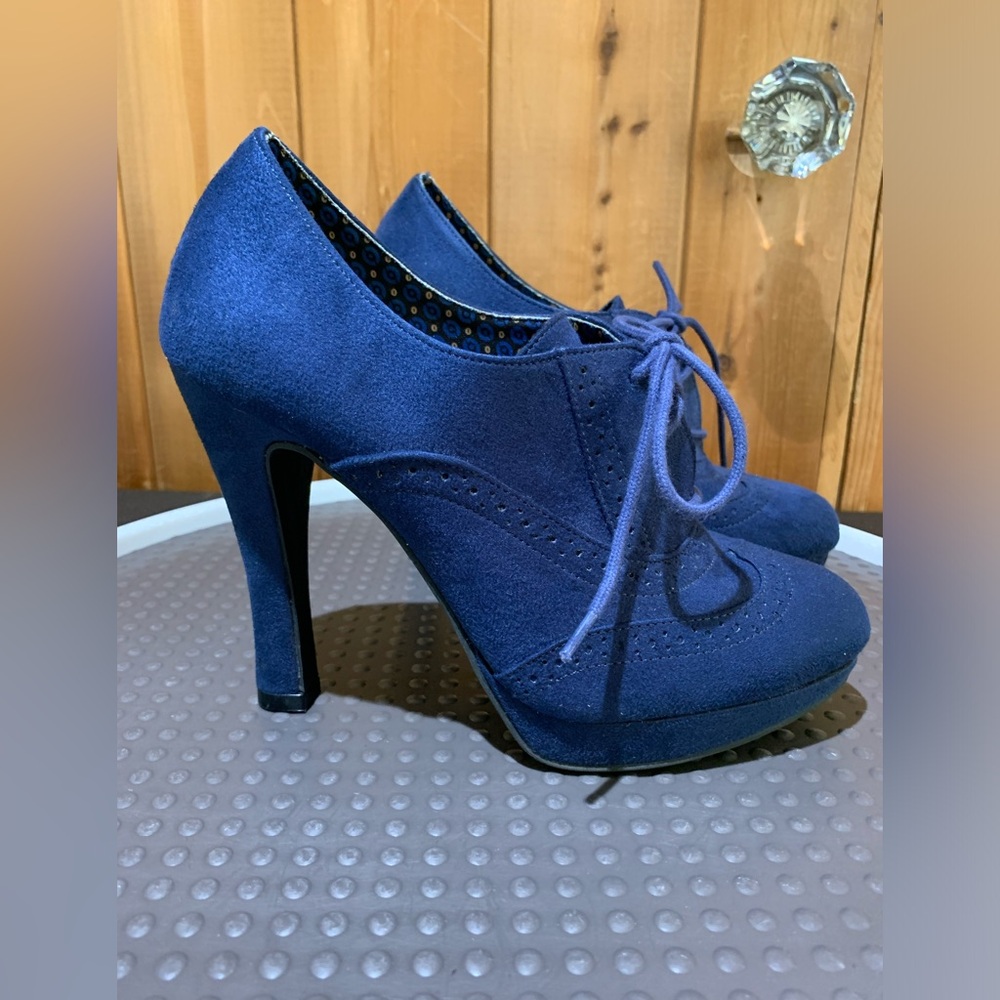 Fioni Manmade Blue Suede Heels size 8.5 Lace Ups Like New, tried on EUC - Picture 4 of 12